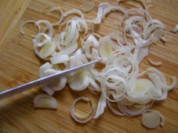 Салат с охотничьими колбасками