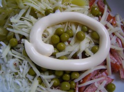 Салат с охотничьими колбасками