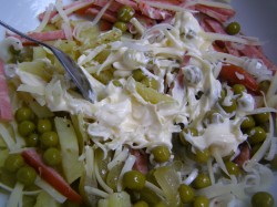 Салат с охотничьими колбасками