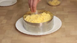 Слоеный салат с печенью трески, твердым сыром и картошкой - шаг 4 Слоеный салат с печенью трески, твердым сыром и картошкой - шаг 4