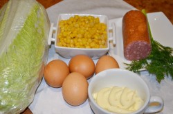 Салат с капустой пекинской и колбасой копченой
