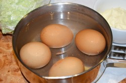 Салат с капустой пекинской и колбасой копченой