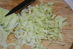 Салат с капустой пекинской и колбасой копченой