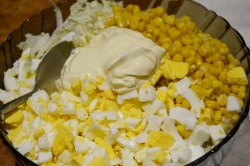 Салат с капустой пекинской и колбасой копченой