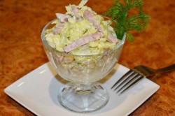 Салат с капустой пекинской и колбасой копченой