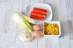 Салат с пекинской капустой крабовыми палочками и кукурузой