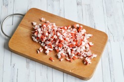 Салат с пекинской капустой крабовыми палочками и кукурузой