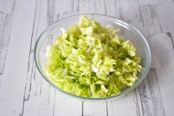 Салат с пекинской капустой крабовыми палочками и кукурузой