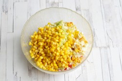 Салат с пекинской капустой крабовыми палочками и кукурузой