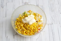 Салат с пекинской капустой крабовыми палочками и кукурузой