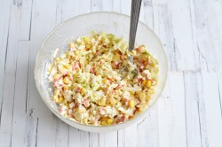 Салат с пекинской капустой крабовыми палочками и кукурузой