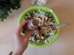 название картинки Салат с пекинской капустой палочками огурцами яйцом