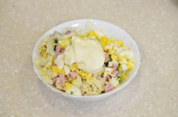 название картинки Салат с пекинской капустой ветчиной и огурцом