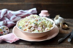 название картинки Салат с пекинской капустой ветчиной и огурцом