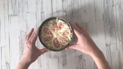 название картинки Салат с плавленым сыром и крабовыми палочками