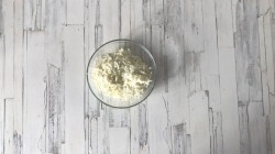 название картинки Салат с плавленым сыром и крабовыми палочками