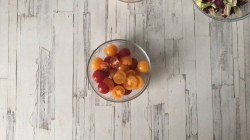 название картинки Салат с креветками и помидорами черри