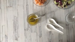 название картинки Салат с креветками и помидорами черри