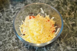 название картинки Салат с помидорами сыром и сухариками