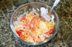 название картинки Салат с помидорами сыром и сухариками