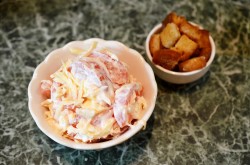 название картинки Салат с помидорами сыром и сухариками