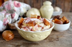 название картинки Салат с помидорами сыром и сухариками