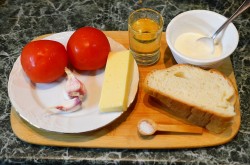 название картинки Салат с помидорами сыром и сухариками