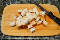 название картинки Салат с помидорами сыром и сухариками