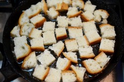 название картинки Салат с помидорами сыром и сухариками