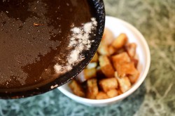 название картинки Салат с помидорами сыром и сухариками