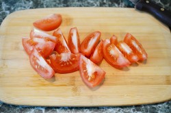 название картинки Салат с помидорами сыром и сухариками
