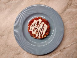 Салат с помидорами сыром яйцами