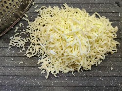 Салат с помидорами сыром яйцами