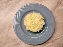 Салат с помидорами сыром яйцами