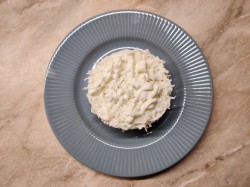 Салат с помидорами сыром яйцами