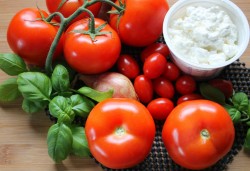 Салат с помидорами, творогом и базиликом