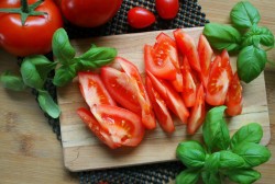 Салат с помидорами, творогом и базиликом