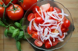 Салат с помидорами, творогом и базиликом