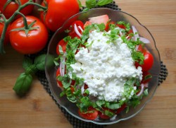Салат с помидорами, творогом и базиликом