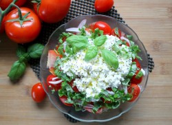 Салат с помидорами, творогом и базиликом