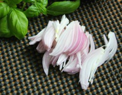 Салат с помидорами, творогом и базиликом