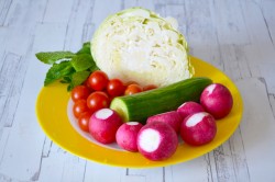 название картинки Капустный салат с редисом и мятой