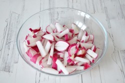 название картинки Капустный салат с редисом и мятой