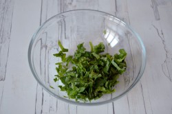 название картинки Капустный салат с редисом и мятой