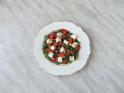 название картинки Салат с рукколой, клубникой и сыром фета