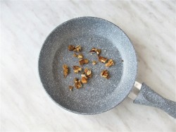 название картинки Салат с рукколой, клубникой и сыром фета
