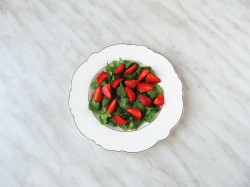 название картинки Салат с рукколой, клубникой и сыром фета
