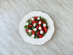 название картинки Салат с рукколой, клубникой и сыром фета