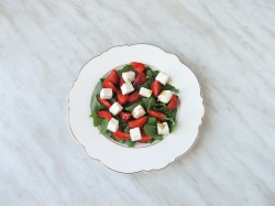 название картинки Салат с рукколой, клубникой и сыром фета