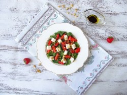 название картинки Салат с рукколой, клубникой и сыром фета